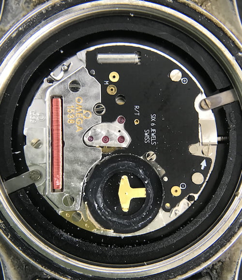 電池が切れたクォーツ時計を放置したままにすると・・・ – 時計修理
